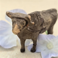 staaende-brun-tyr-kunstmateriale-gammelt-legetøj-dyr